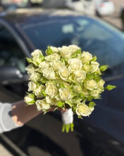 Весільний букет з білої кущової троянди