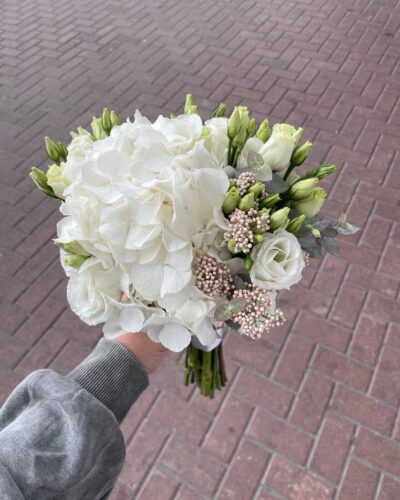 Весільний букет гортензія в поєднанні з еустомою