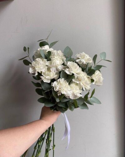 Весільний букет поєднання білих гвоздик і евкаліпту