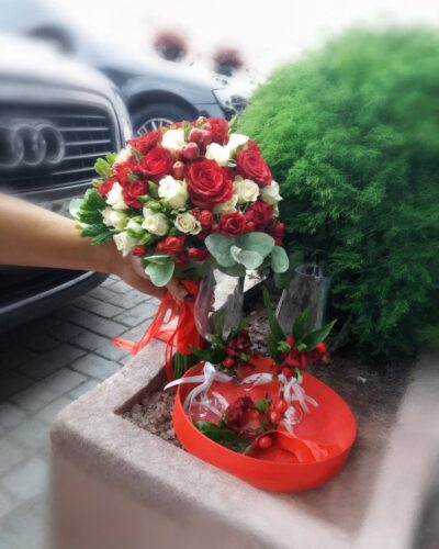 Весільний букет з червоною трояндою і білою кущовою