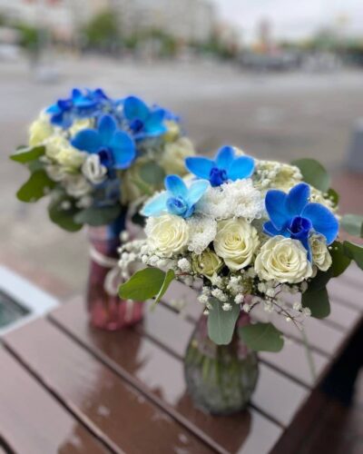 Весільний букет із синіми орхідеями