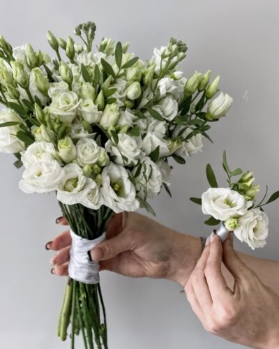 Букет з білих еустом