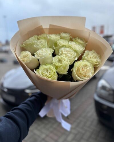 Букет 15 білих троянд