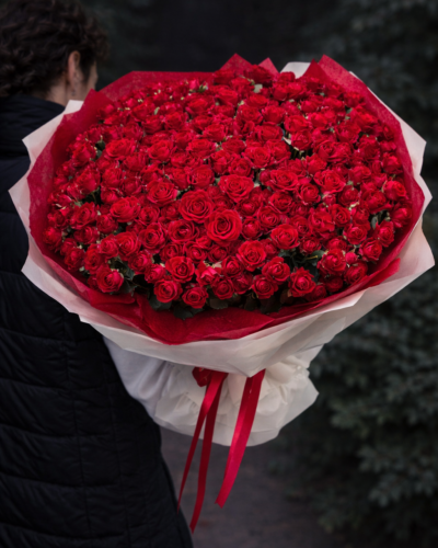 Букет 51 червона кущова троянда